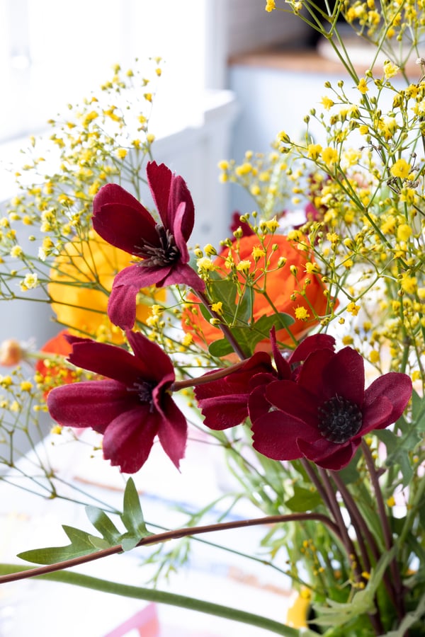 En miks av ekte og kunstige blomster.