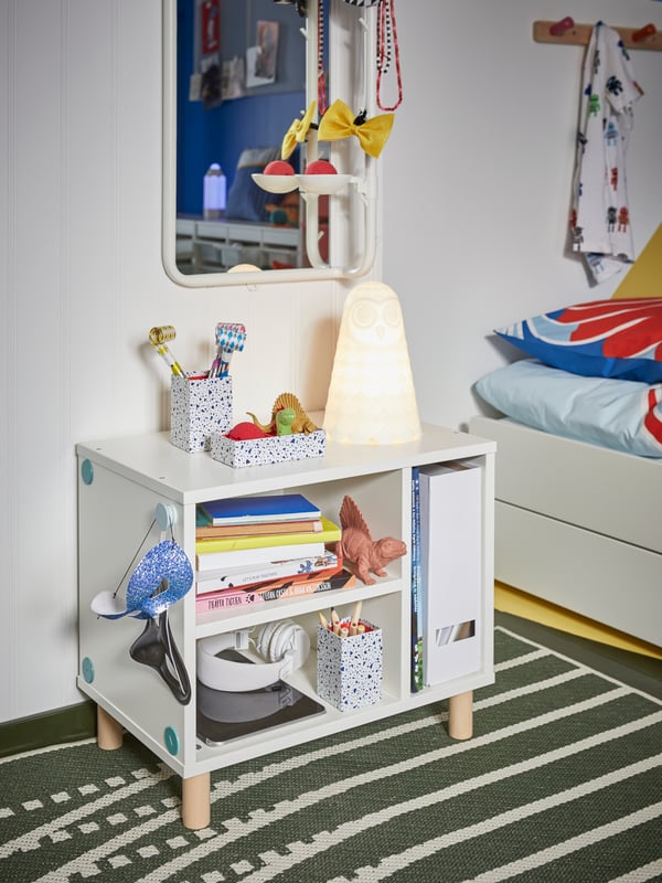 A white MÖJLIGHET mirror in the childrens room