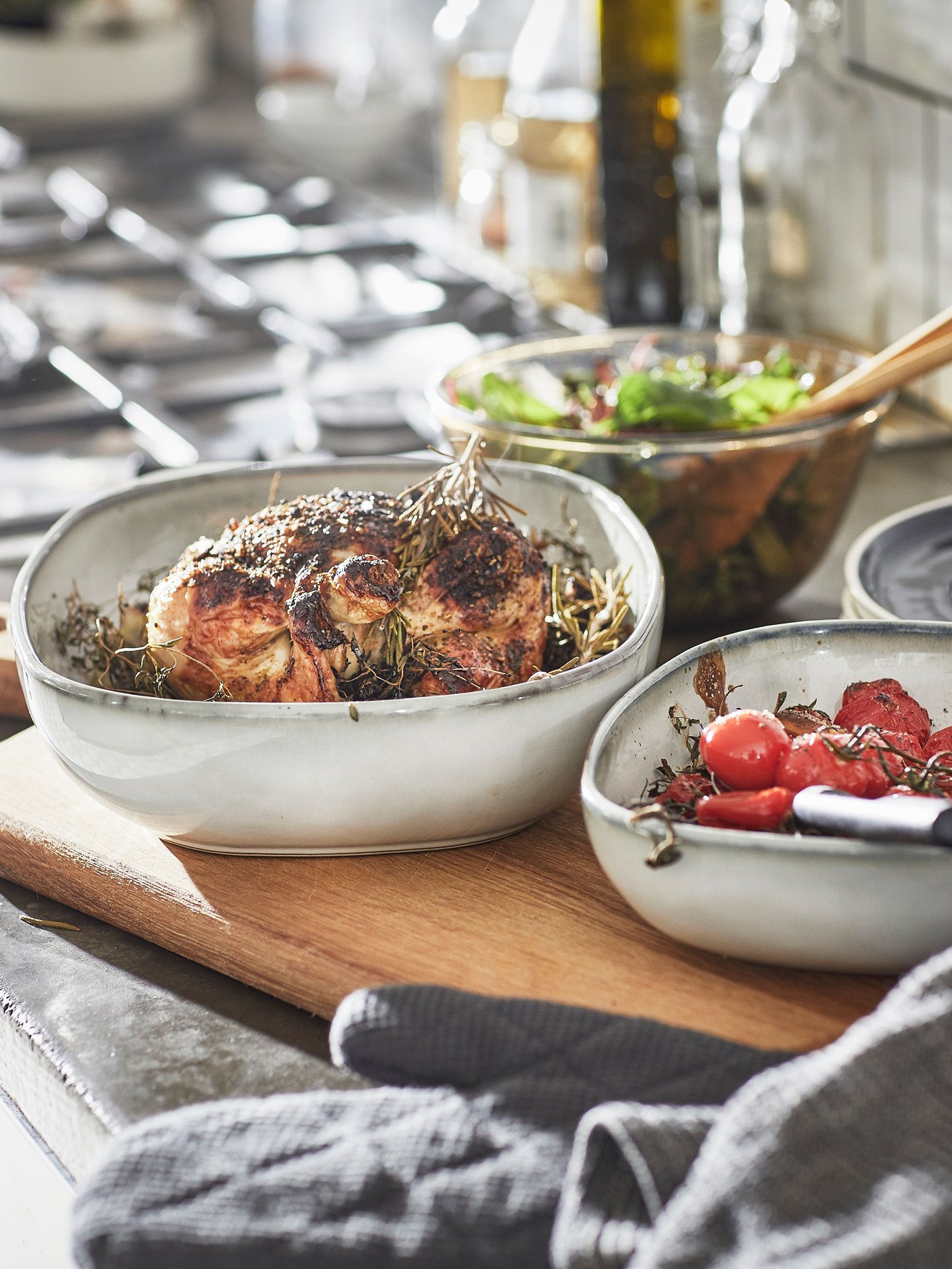 A grey GLADELIG oven dish