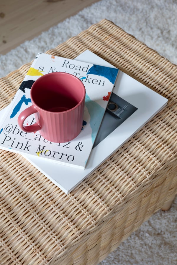 Benken kan brukes til å sitte på, som sidebord eller kanskje nattbord. Under setet er det også plass til litt oppbevaring. 