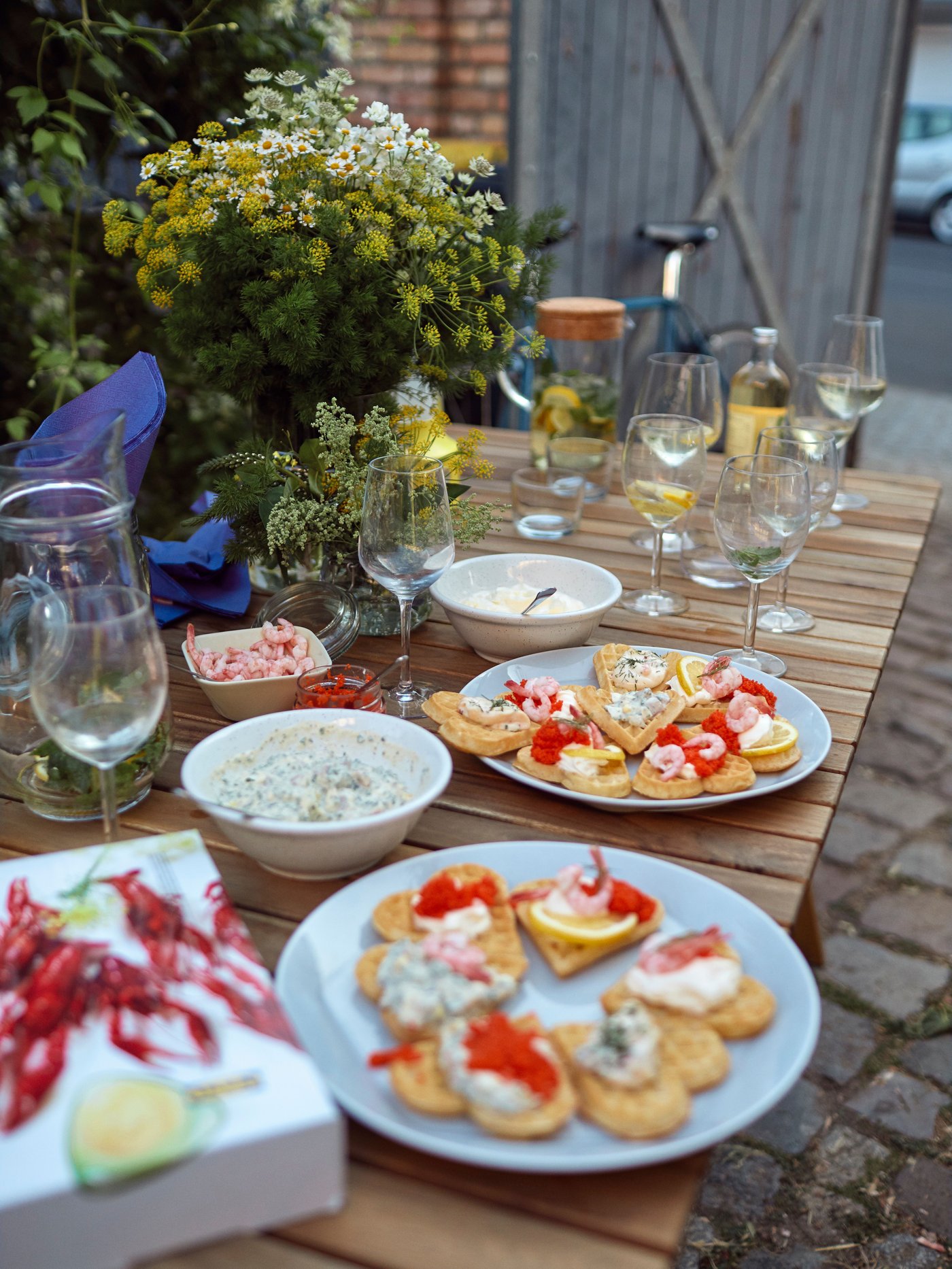 En uppdukad kräftskiva.