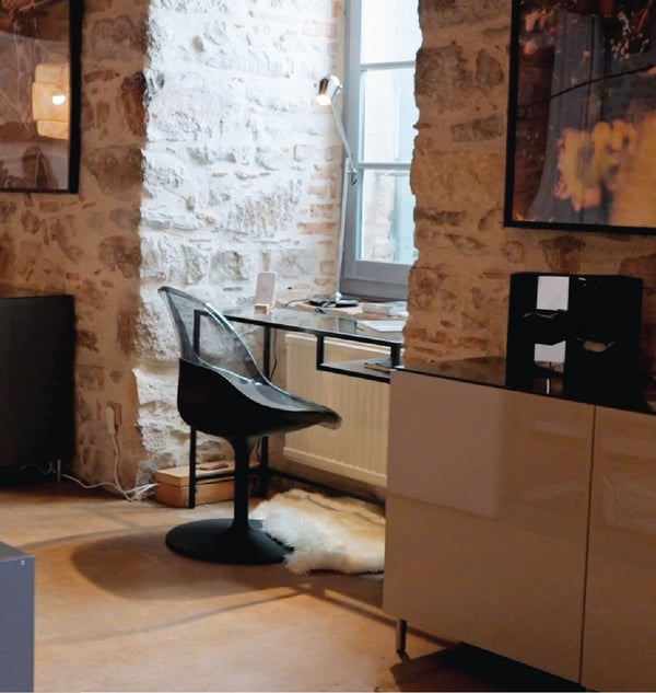 Bureau devant une fenêtre dans un renfoncement d'une pièce.