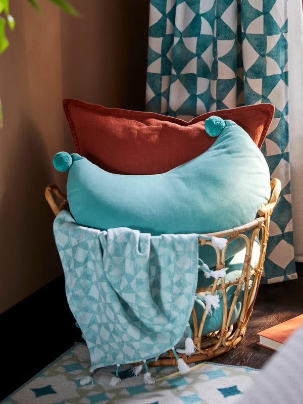 A blue GOKVÄLLÅ throw