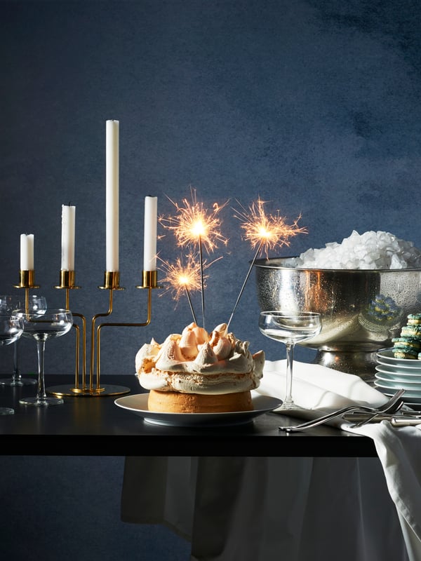 En guldfärgad PÄRLBAND ljusstake i köket