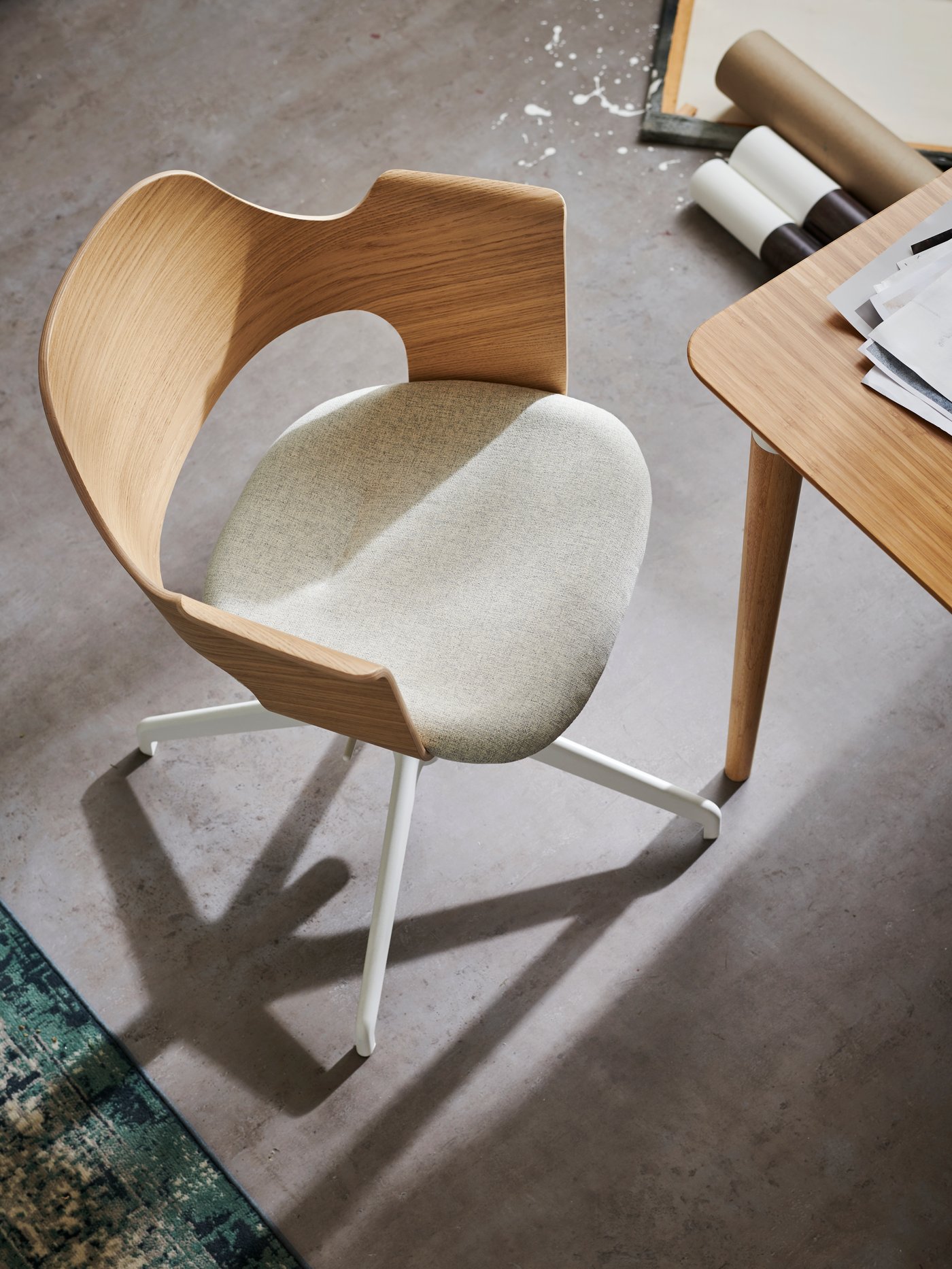 A FJÄLLBERGET work chair, white stained/Gunnared beige oak veneer in a home office