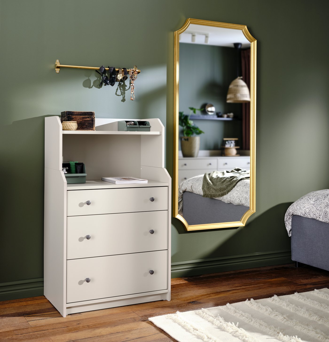 A natural/off-white PEDERSBORG rug, flatwoven in the bedroom