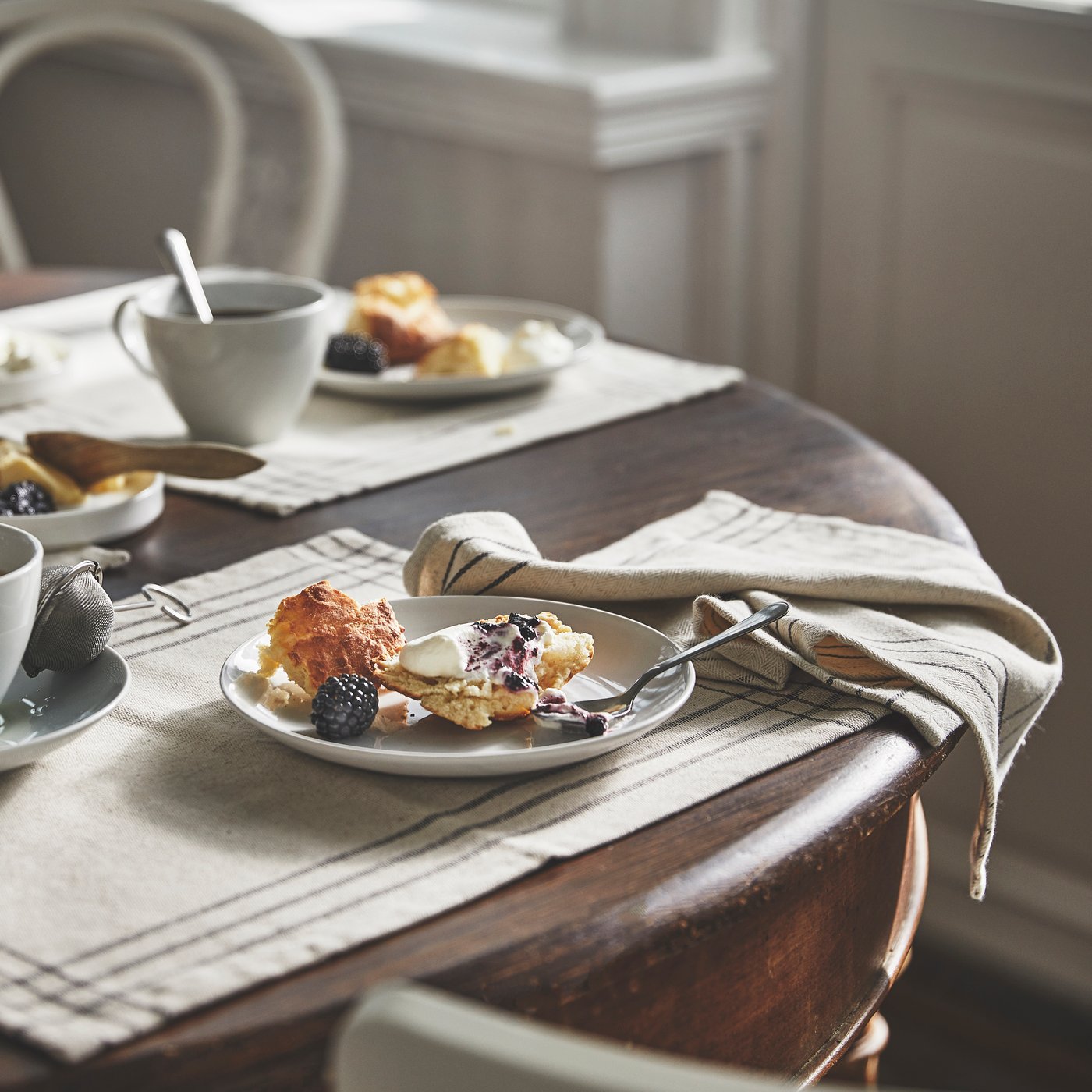 A dark grey/natural VÅRARV place mat