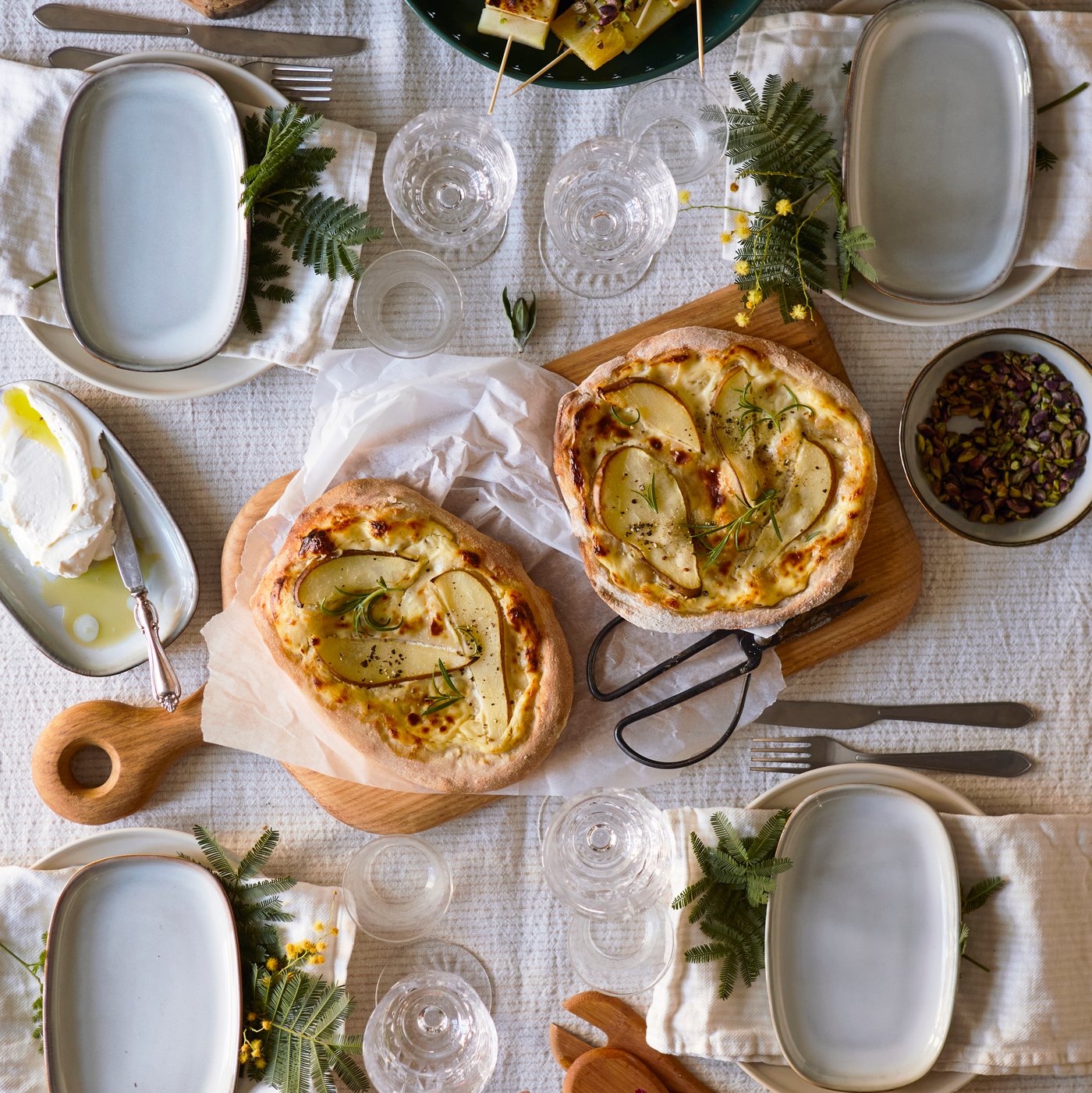 A grey GLADELIG plate