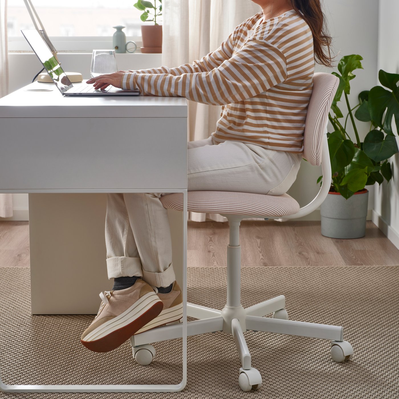 A Klovsta white/orange-brown BLECKBERGET swivel chair