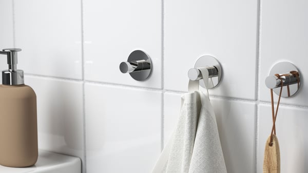 Chromovaný závěs SKOGHALL, samolepicí