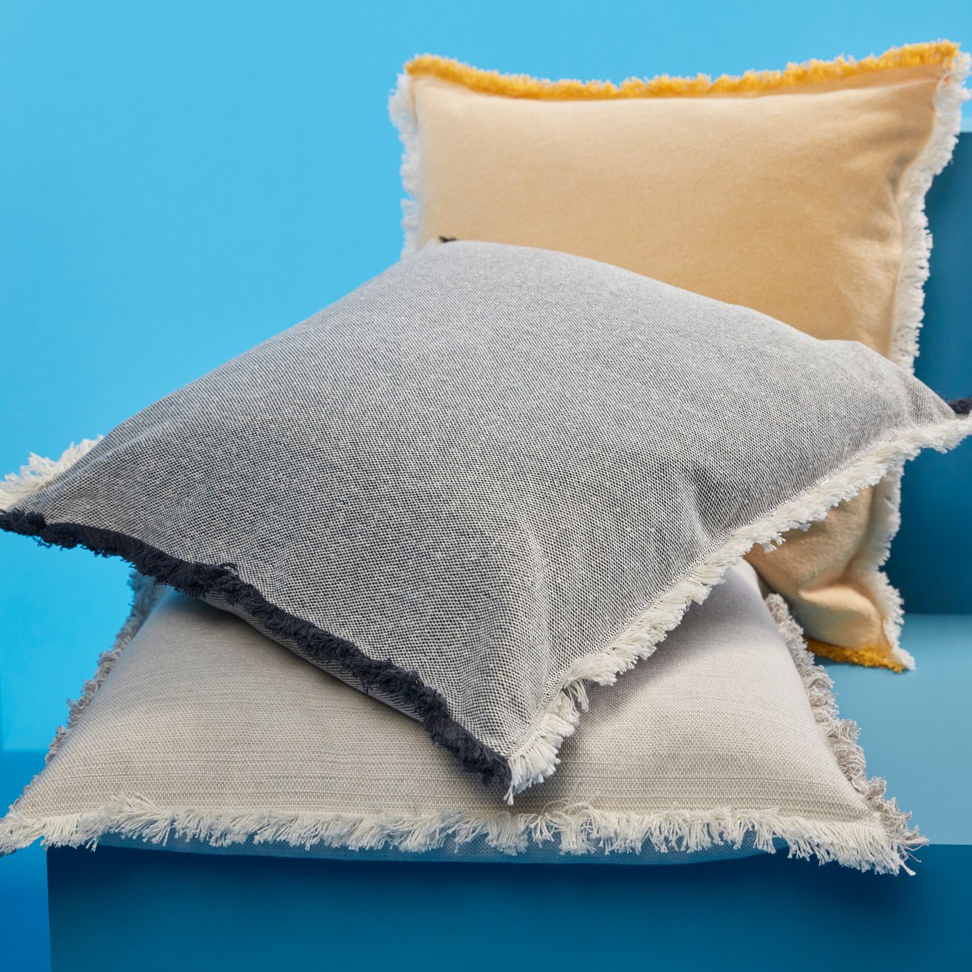 A blue VÄXELBRUK cushion cover