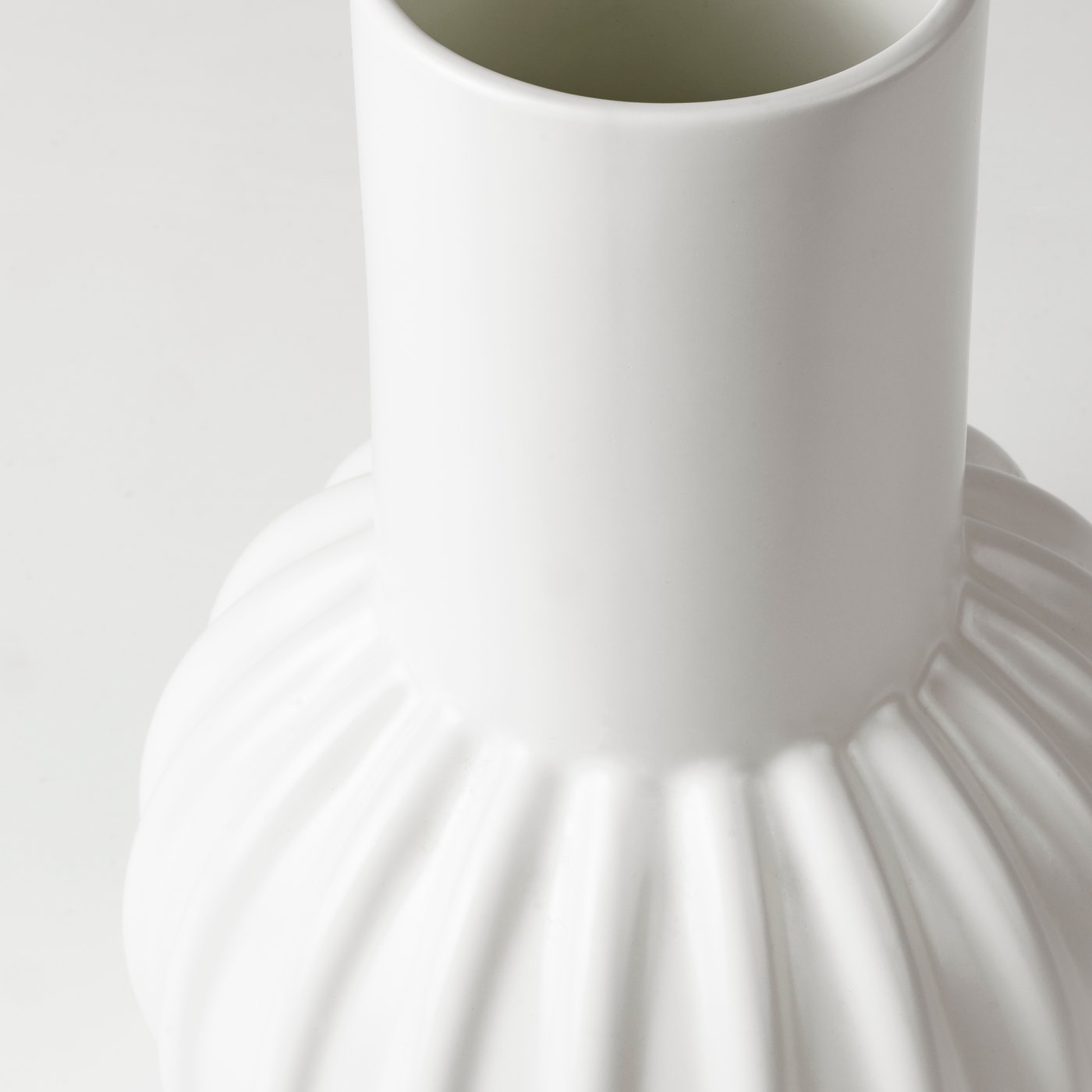 A white SKOGSTUNDRA vase in the NA