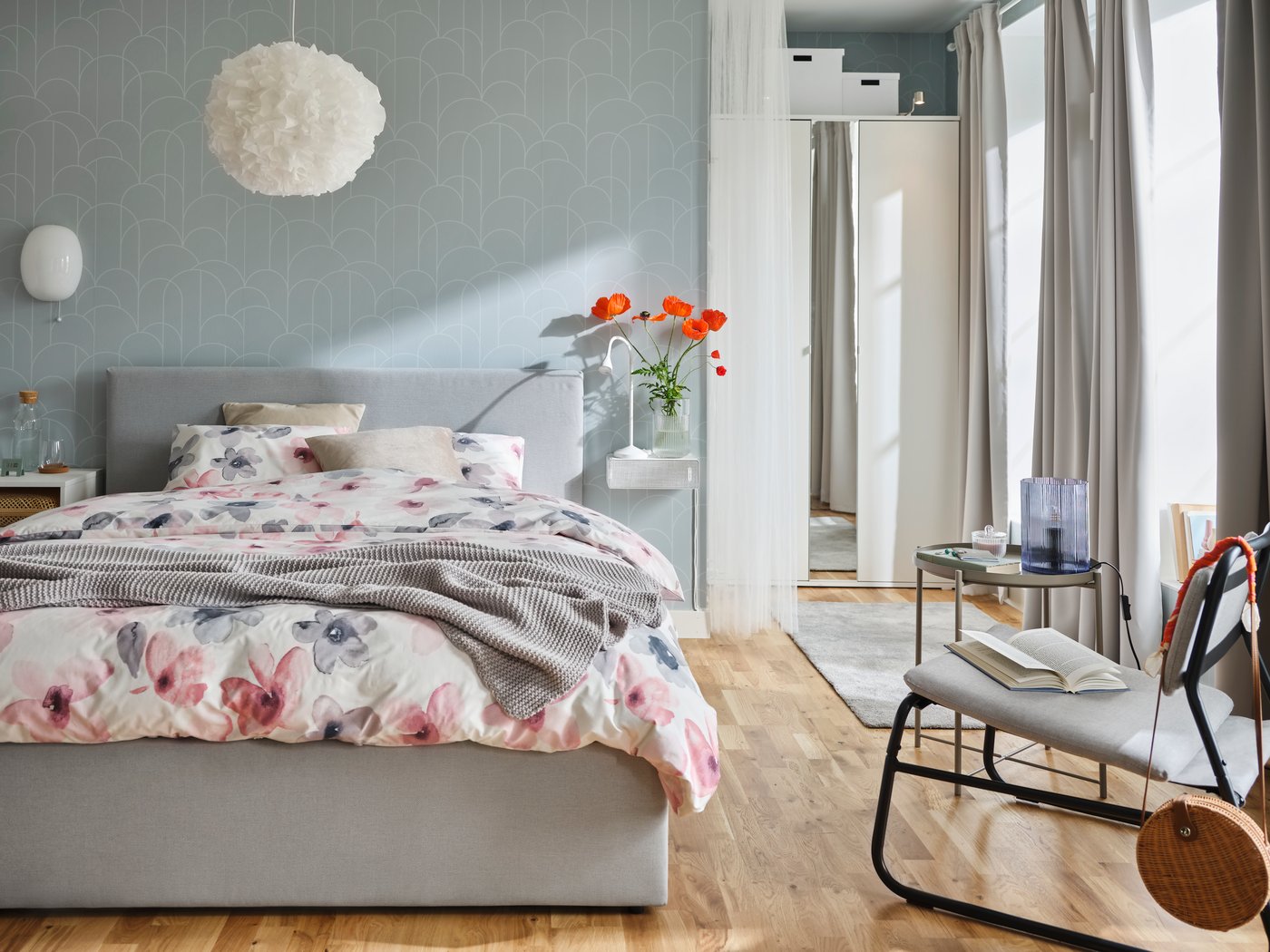 A white/multicolour LAPPNYCKLAR duvet cover and 2 pillowcases in the bedroom