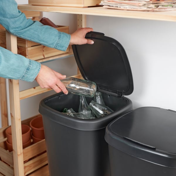 A black LÖVKVAST bin with lid