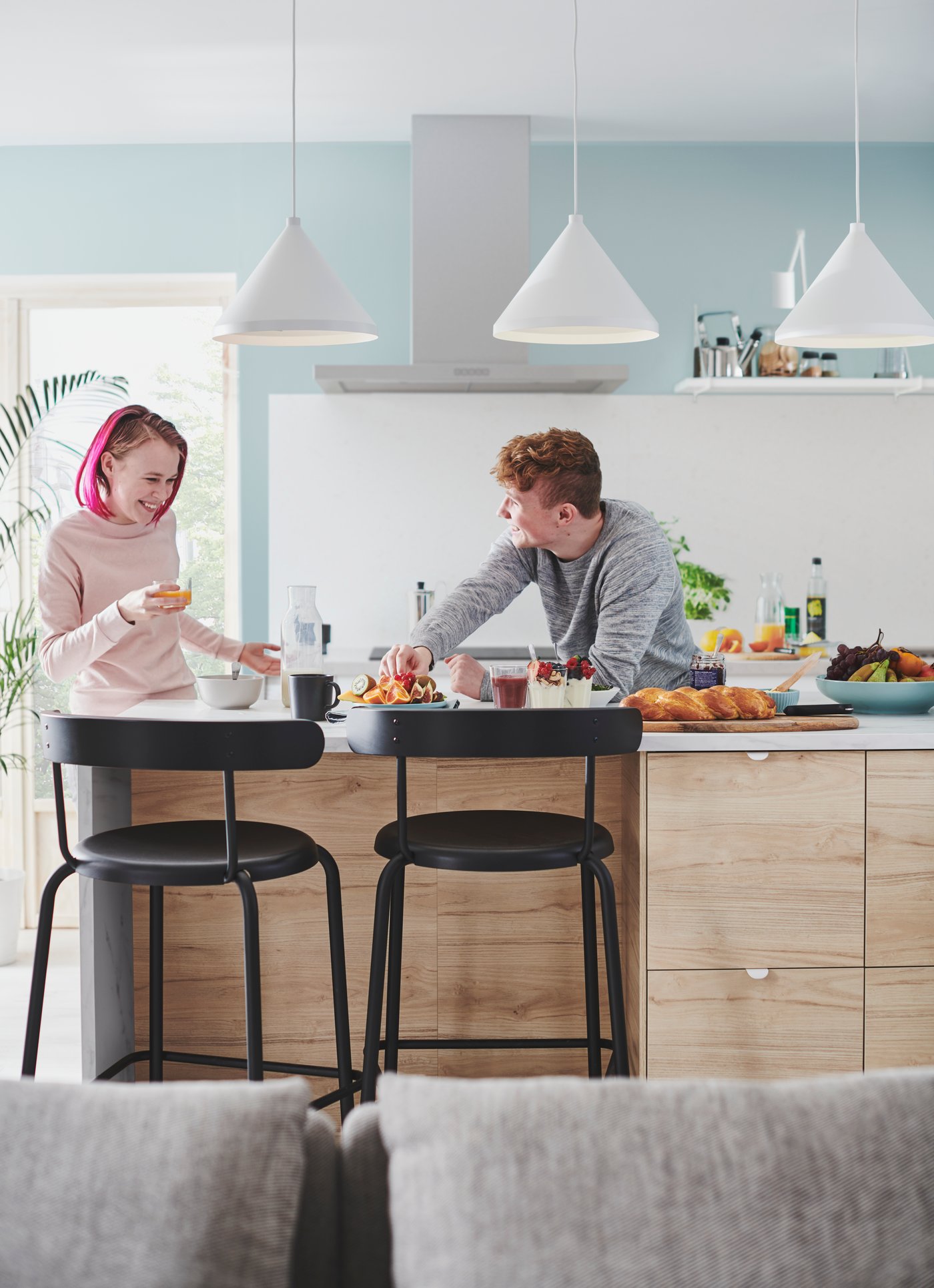 IKEA METOD Schränke und YNGVAR Barhocker in einer Küche