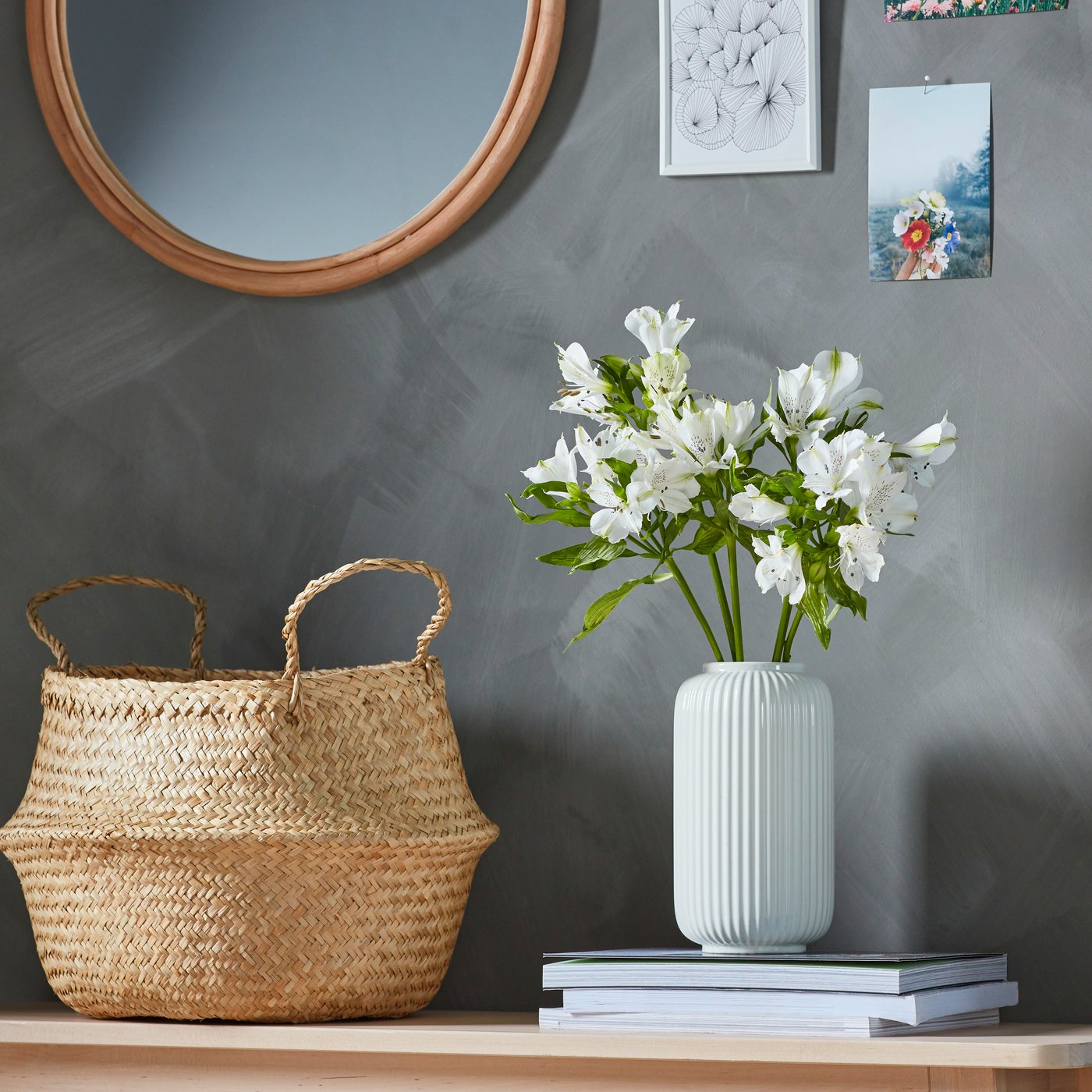 STILREN-maljakko ja meriheinästä valmistettu FLÅDIS-kori ovat lipaston päällä.