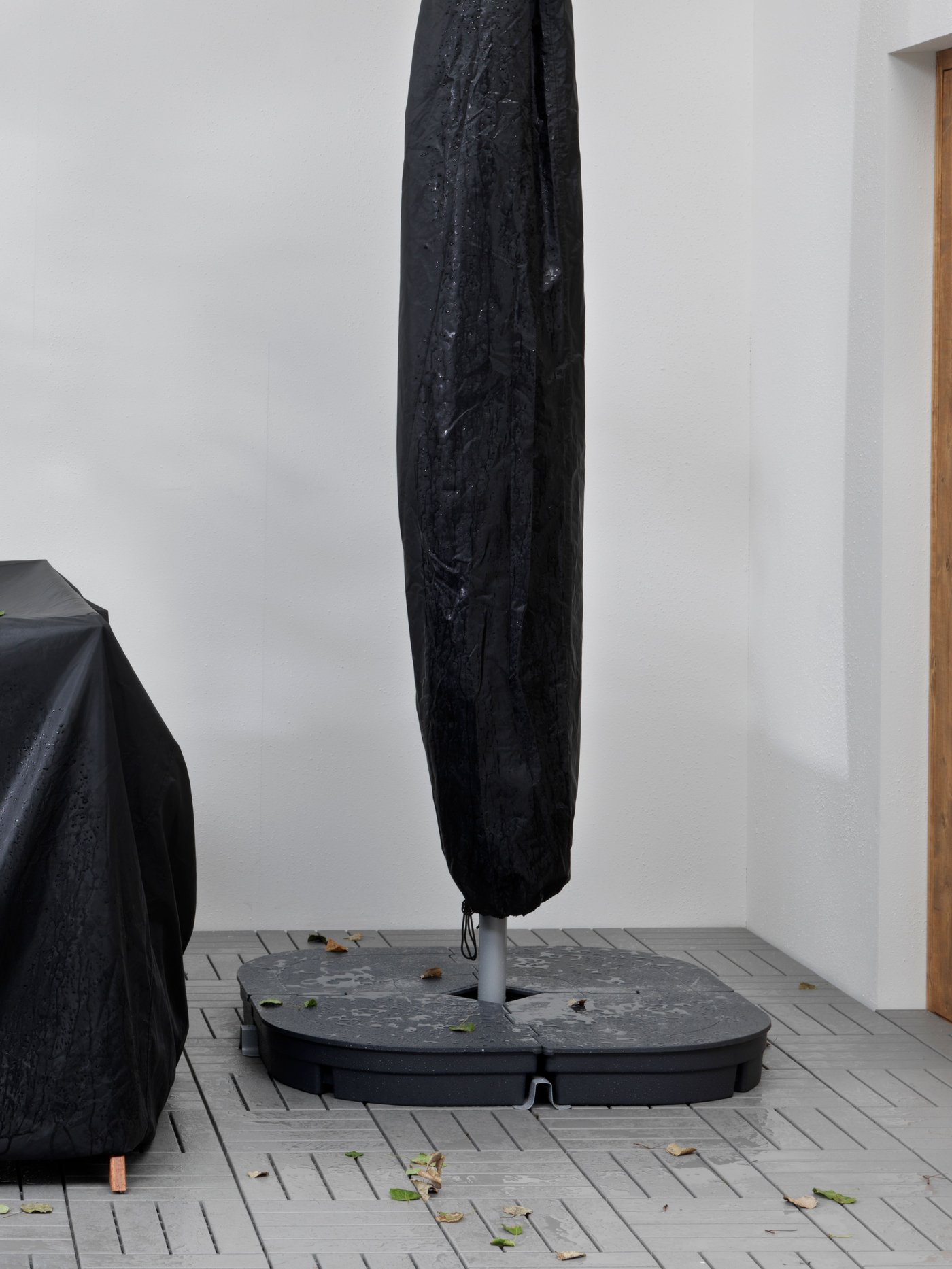 Ein Schutzhülle über einen Sonnenschirm.