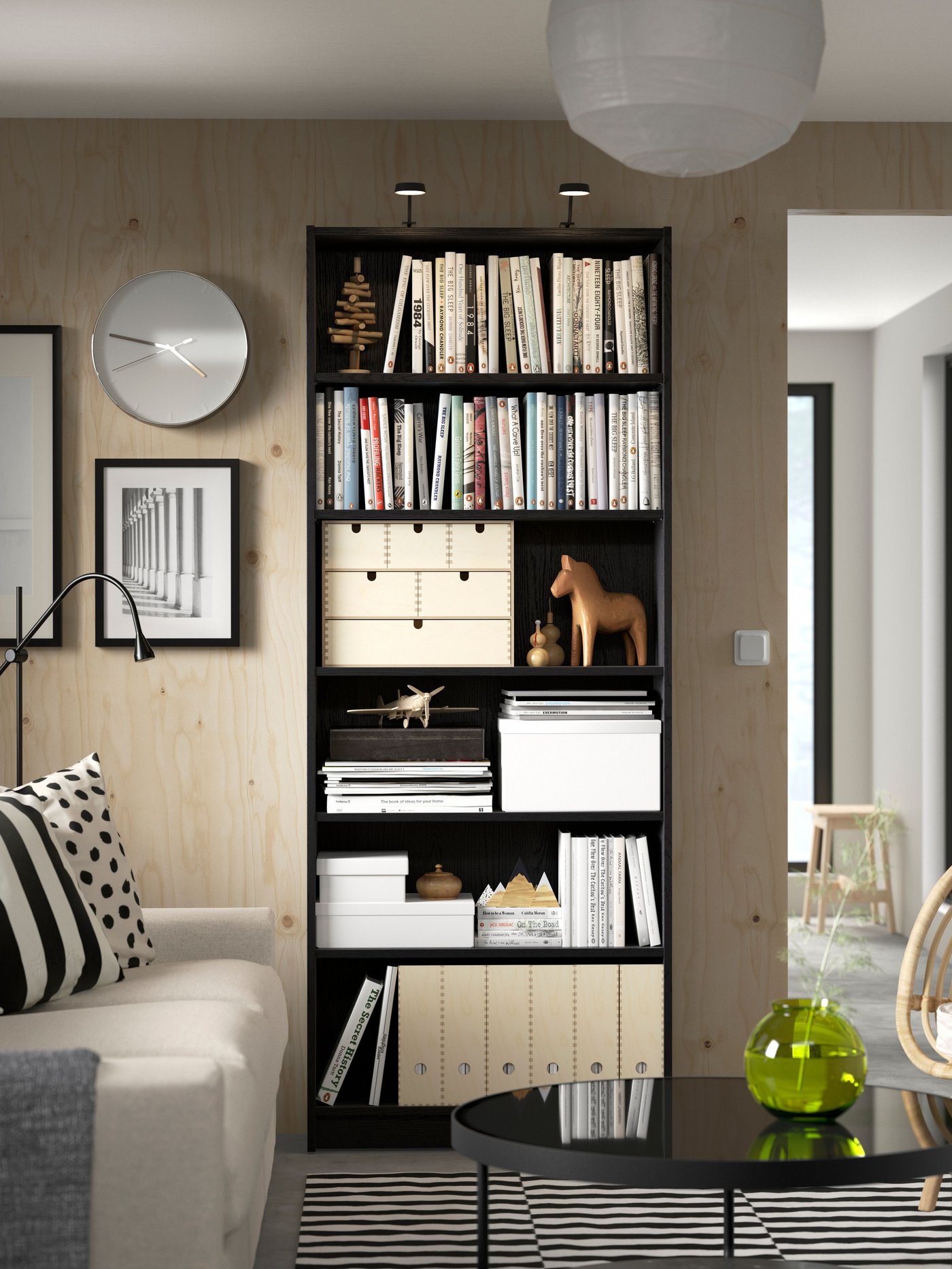 Ein BILLY-Bücherregal in Eiche-Optik