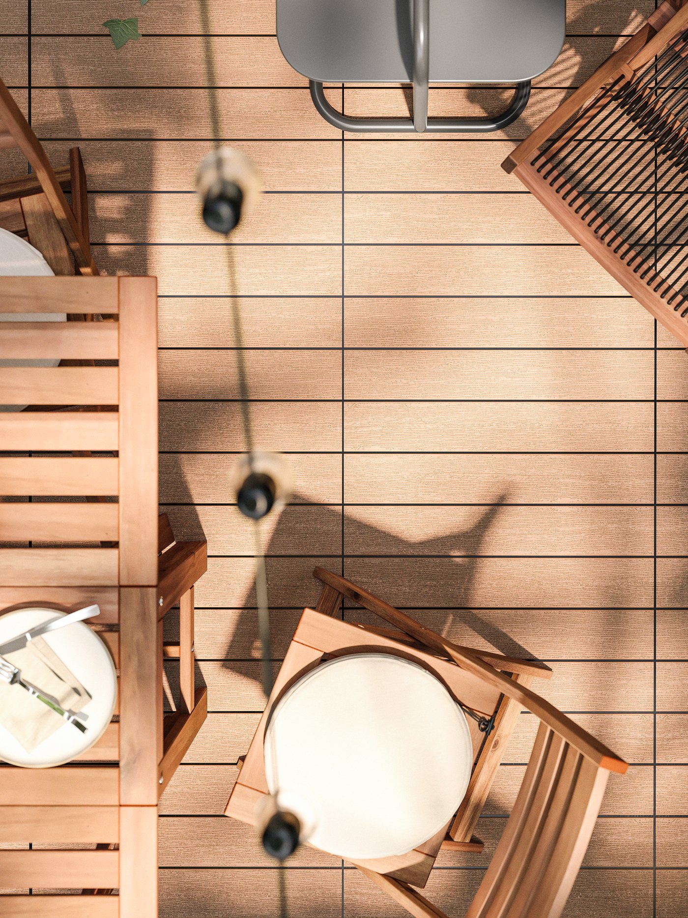 Geladak lantai macam kayu dengan set ruang makan luar kayu, kerusi santai kayu dan meja sisi di sekitarnya.