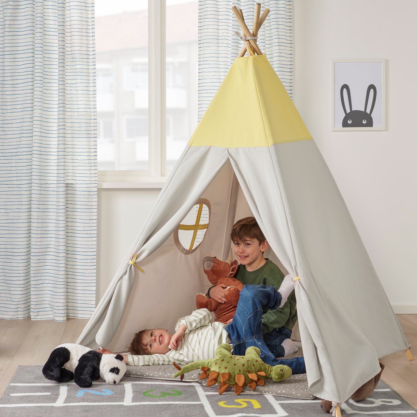 A HÖVLIG children's tent in the childrens room