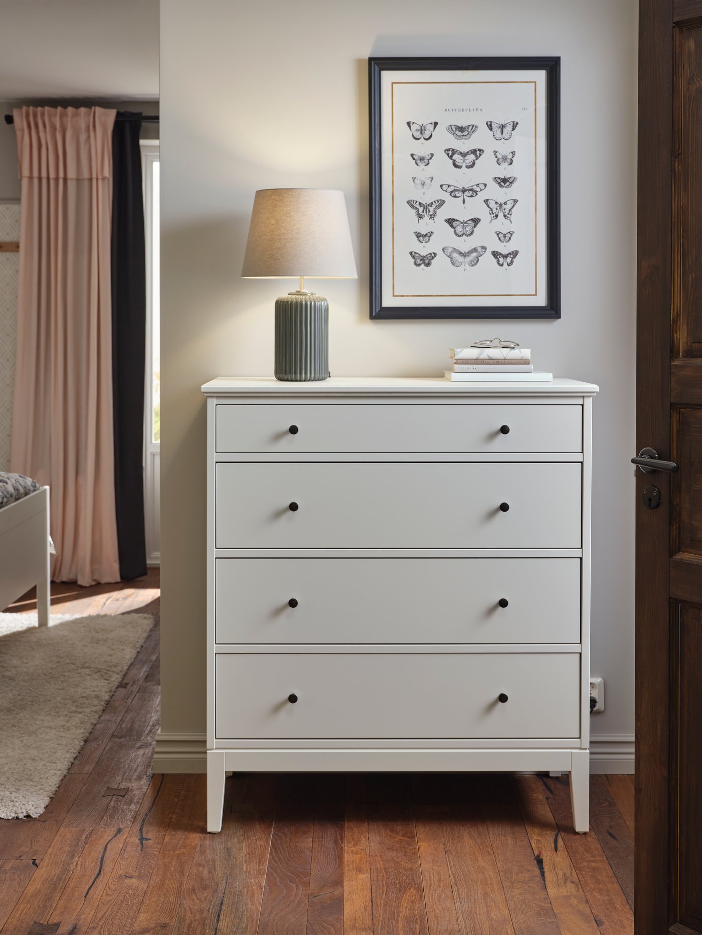 Cómoda blanca IDANÄS cuadrada con cuatro cajones.