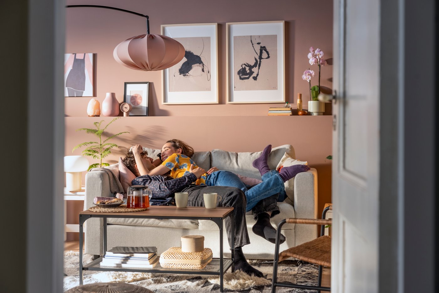 A pink/black REGNSKUR floor lamp, arched