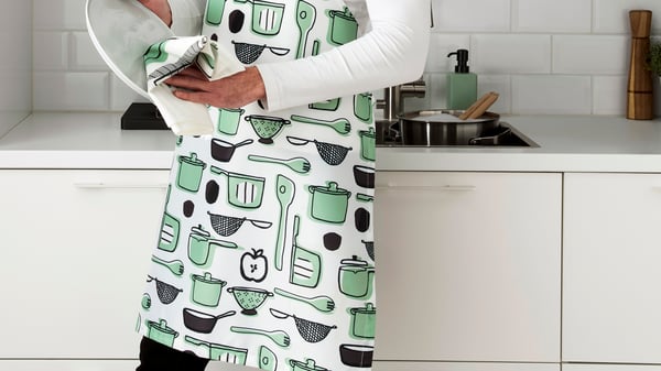 A white/green/patterned RINNIG apron