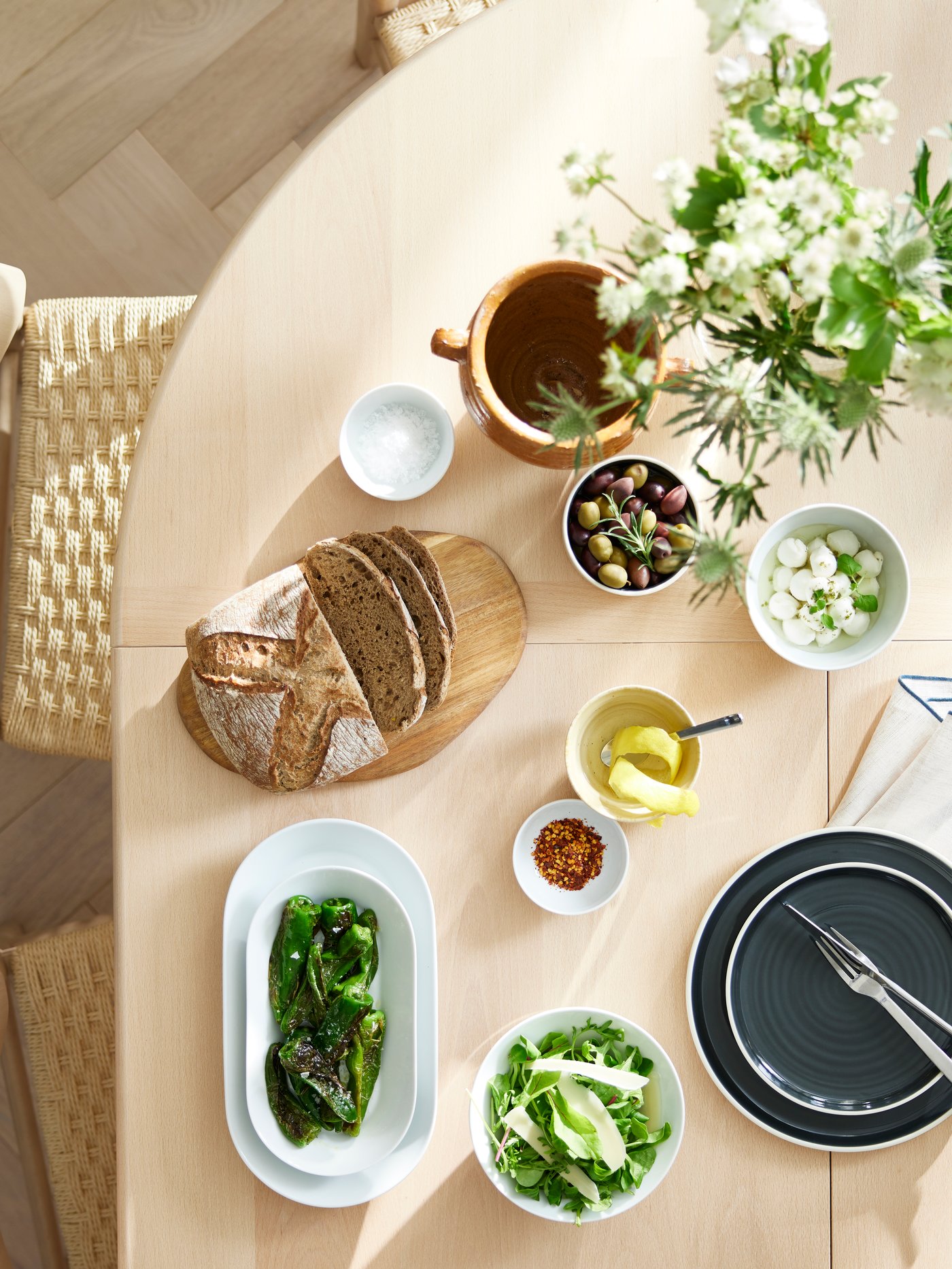 A white IKEA 365+ 18-piece service