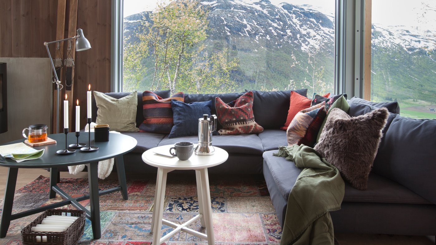 Fra Marokko til Hemsedal. Kelimmønstrede puter og tepper med sine dype, rike farger og grove teksturer gjør seg fantastisk godt i den norske fjellheimen. Persiske tepper og puter finner du i teppeavdelingen på varehuset.