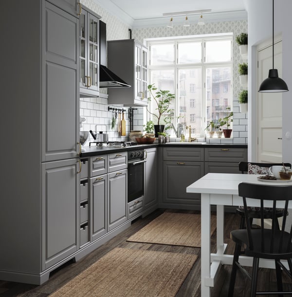 A kitchen with grey METOD base units, an oven with drawer and a black extractor hood.

