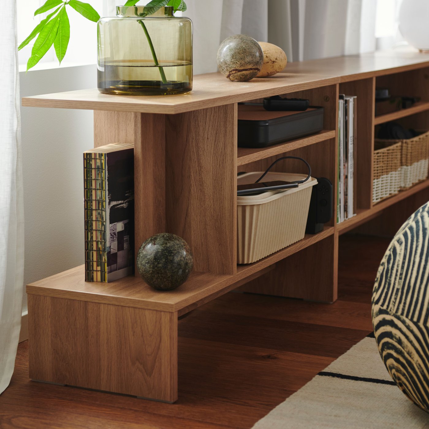 A handmade beige/black RASTPLATS rug, flatwoven in the living room