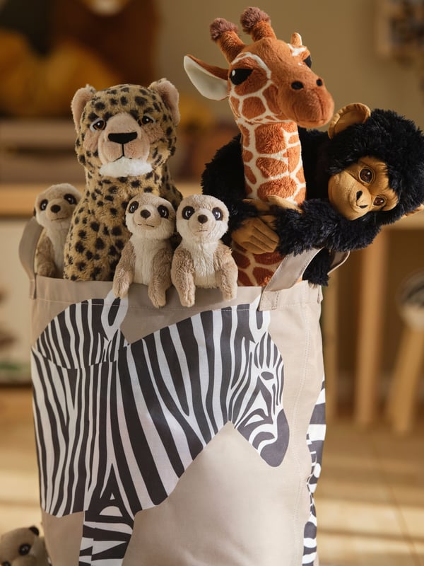 Una cesta de peluches de animales