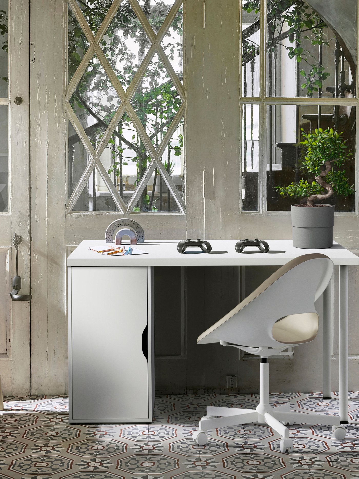 Una unidad de almacenamiento ALEX blanca.