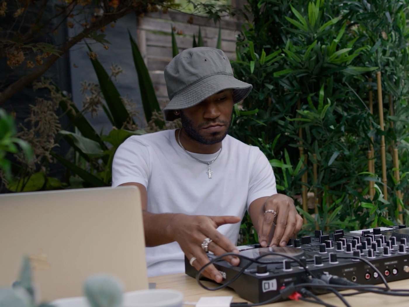 Di-džej Kaytranada za svojom miksetom.