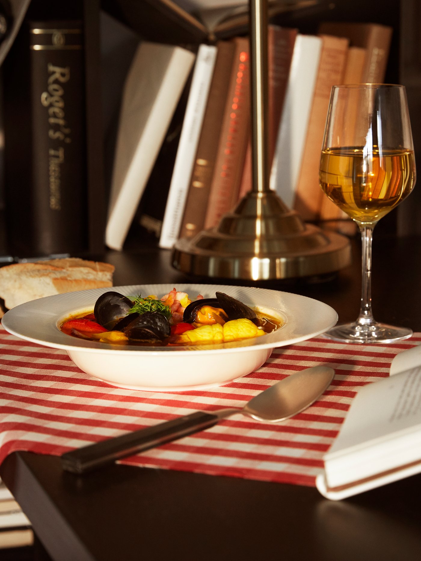 A white OFANTLIGT deep plate in the dining room