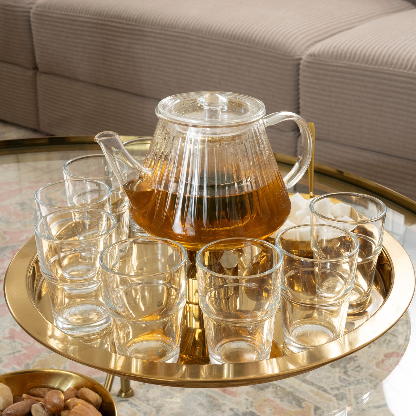 A clear glass SKÄLRYTA teapot in the living room