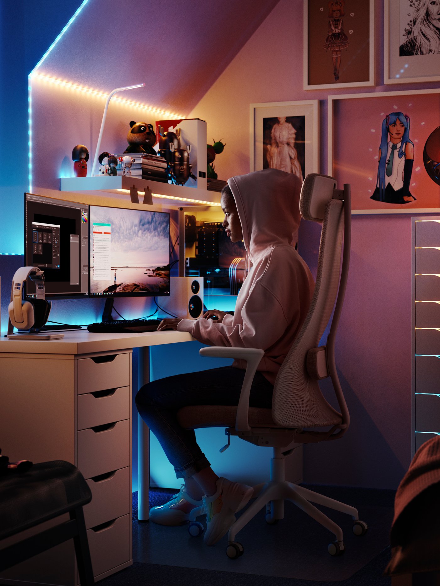 Coin gaming cosy avec bureau IKEA, chaise ergonomique et déco murale colorée éclairée par des LED chaudes