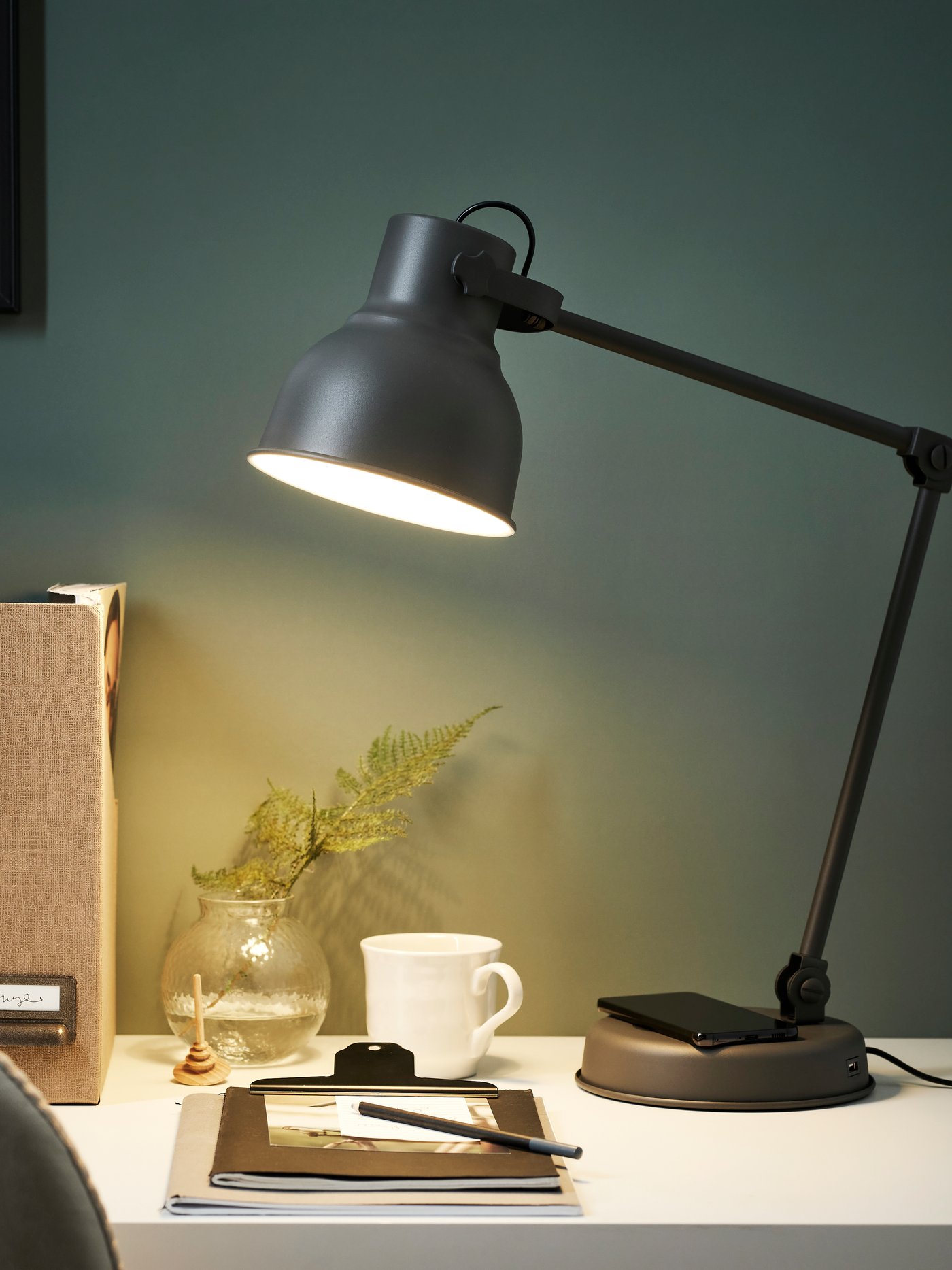 A dark grey HEKTAR work lamp with wireless charging