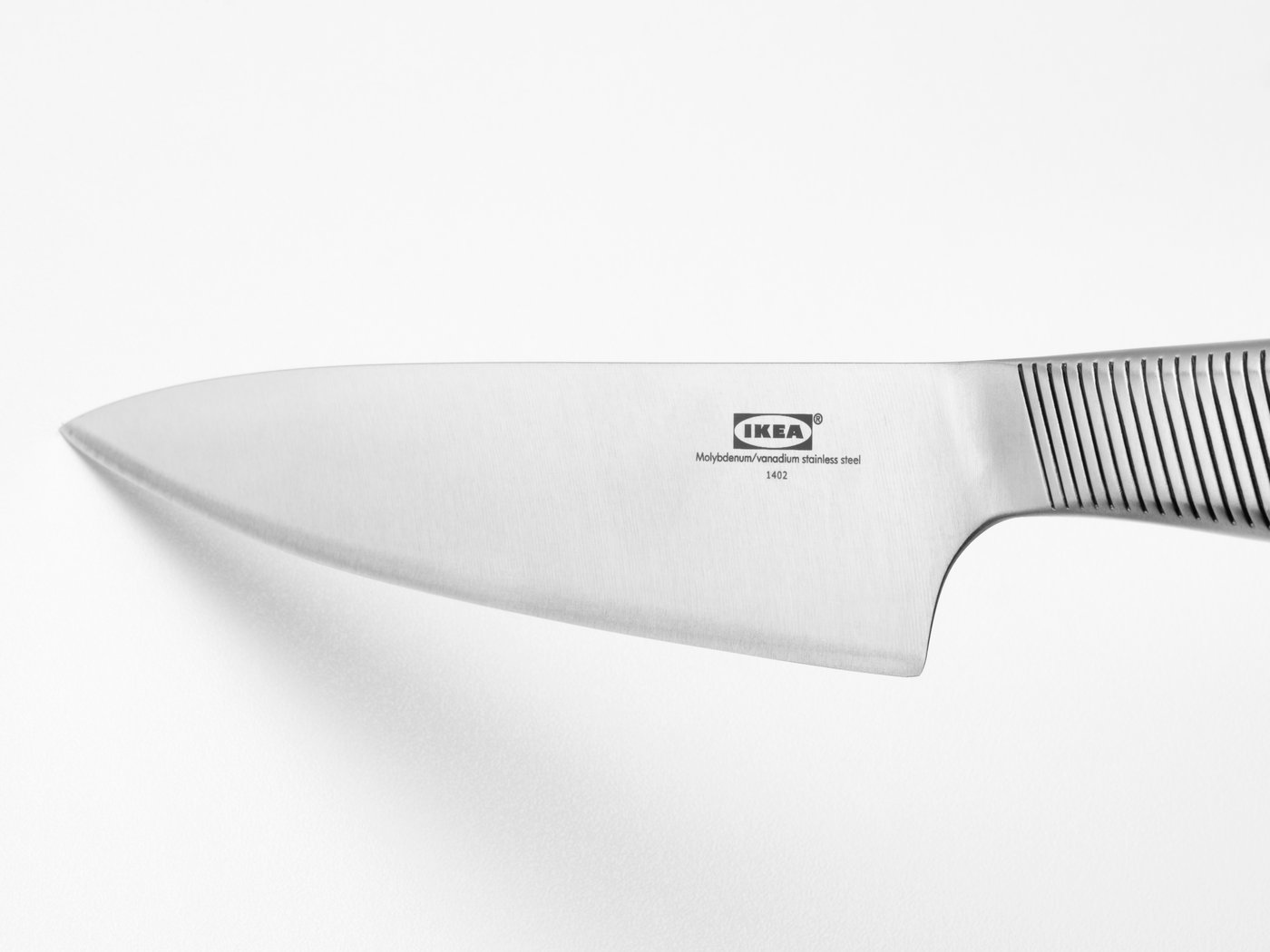 En IKEA 365+ kockkniv i rostfritt stål.