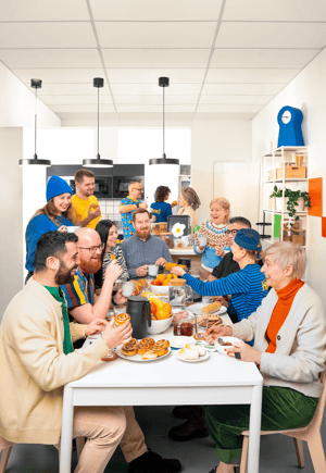 Šťastní zaměstnanci IKEA si užívají snídani ve sdílené kuchyňce.