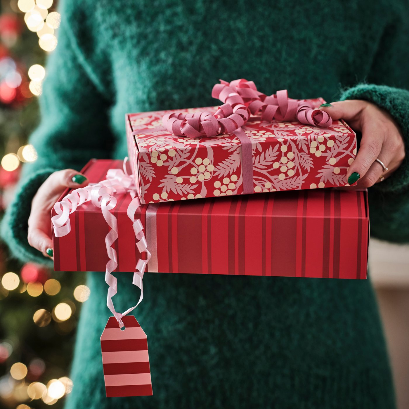 A mixed patterns red VINTERFINT gift box