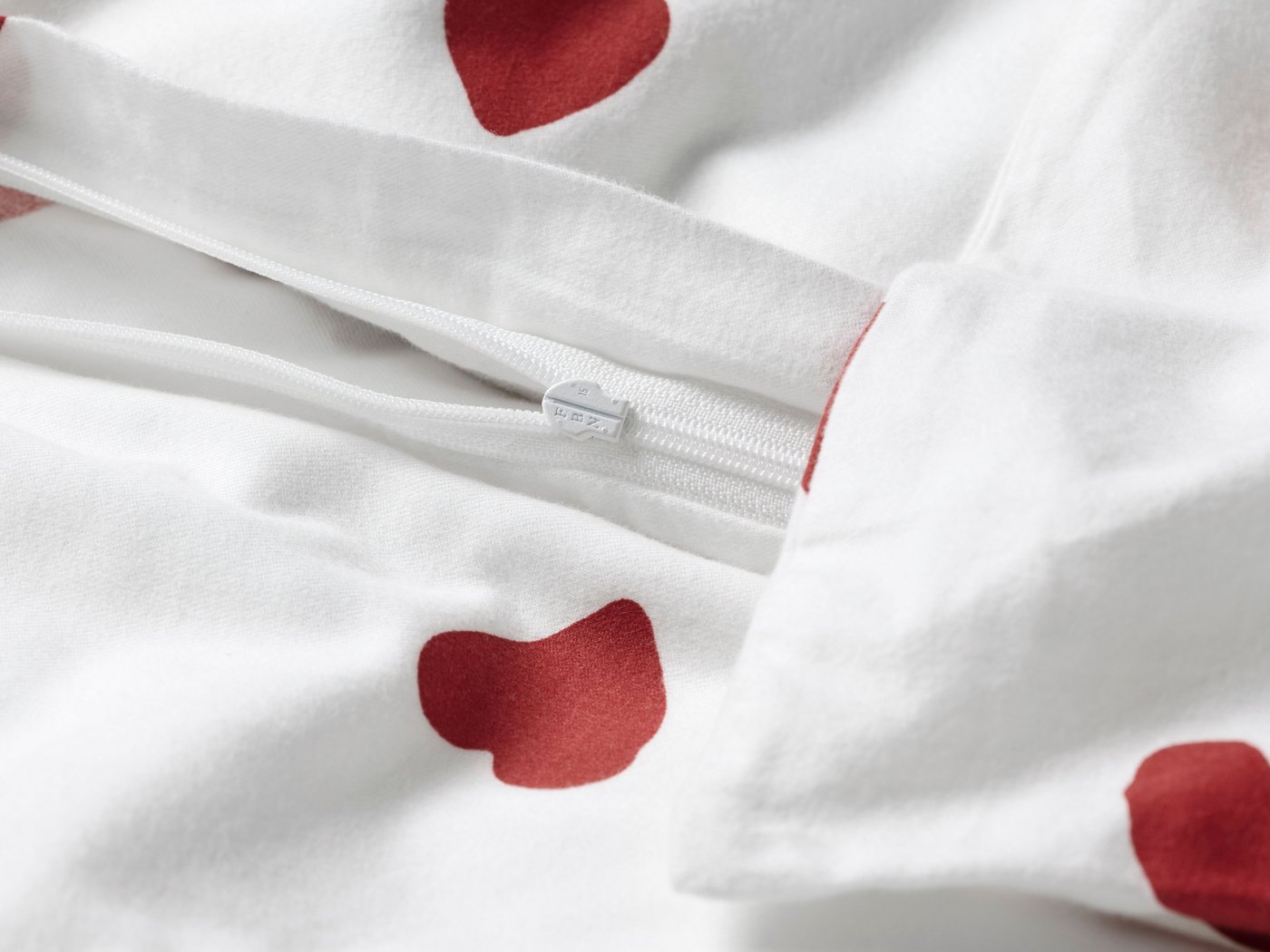 Ett hjärtmönstrat BARNDRÖM påslakan och örngott.