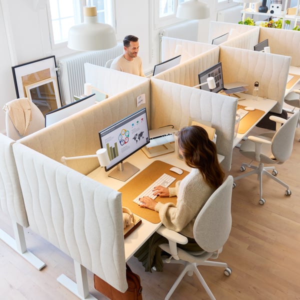 A Gunnared beige MITTZON acoustic screen for desk