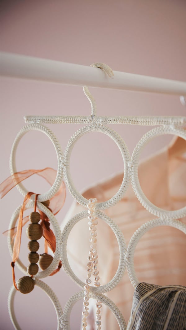 Cintre multiusage KOMPLEMENT blanc dans une chambre à coucher