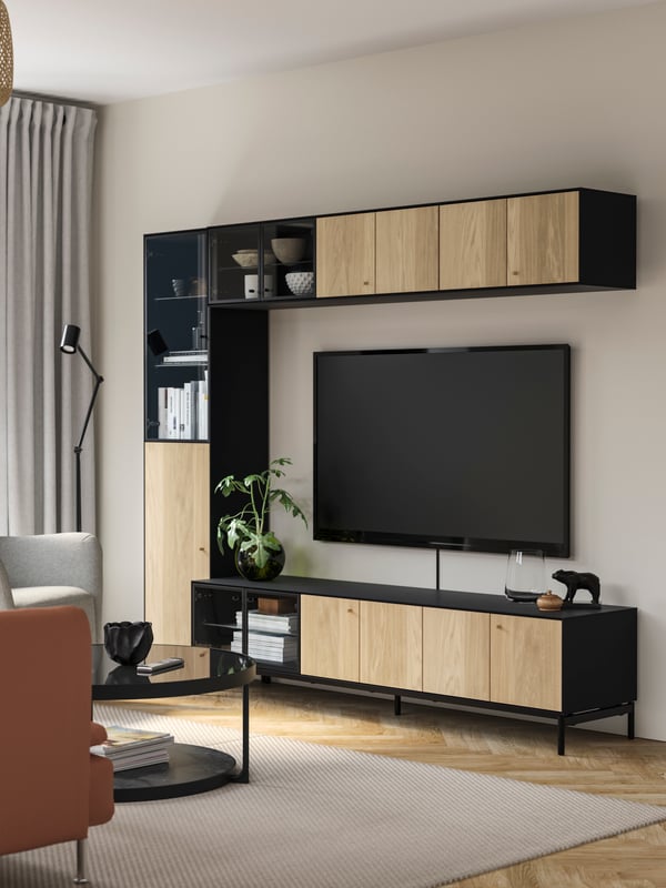 Combinación de almacenaje para TV BOASTAD en negro/chapa de roble