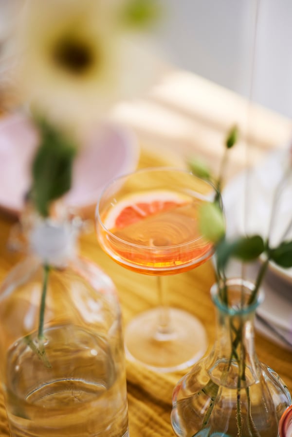 Ein Magheritaglas mit einem Cocktail dekoriert mit einer halben Grapefruitscheibe