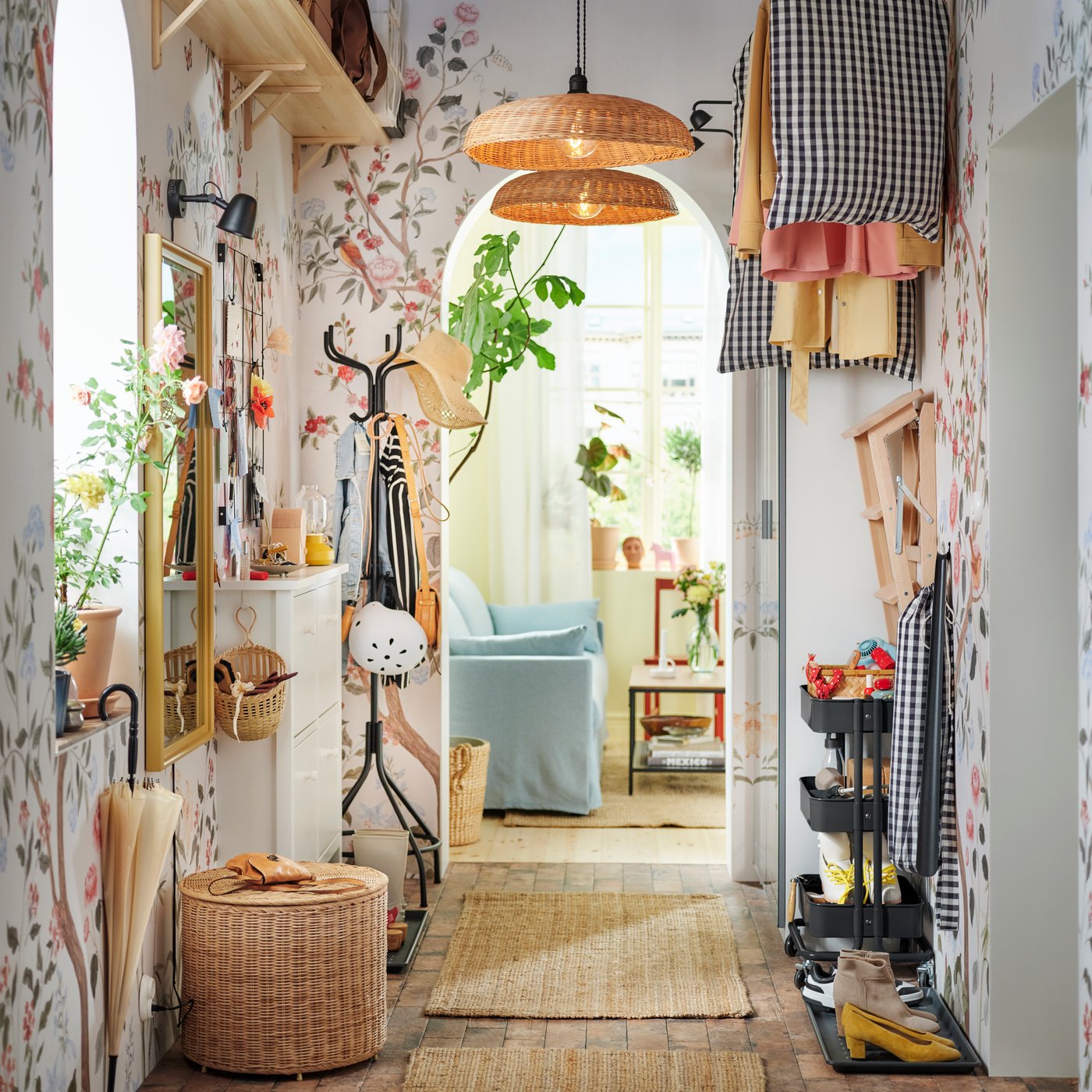 En ljus smal hall har ett vitt GULLABERG skoskåp med fyra fack och en TOLKNING puff med förvaring på ena sidan.
