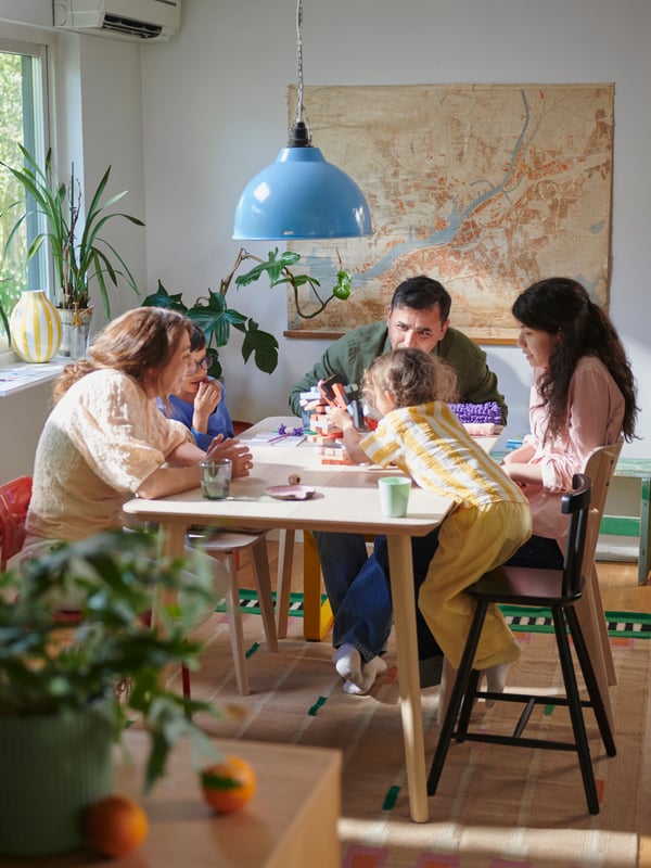 Une table LISABO en placage de frêne dans la salle à manger