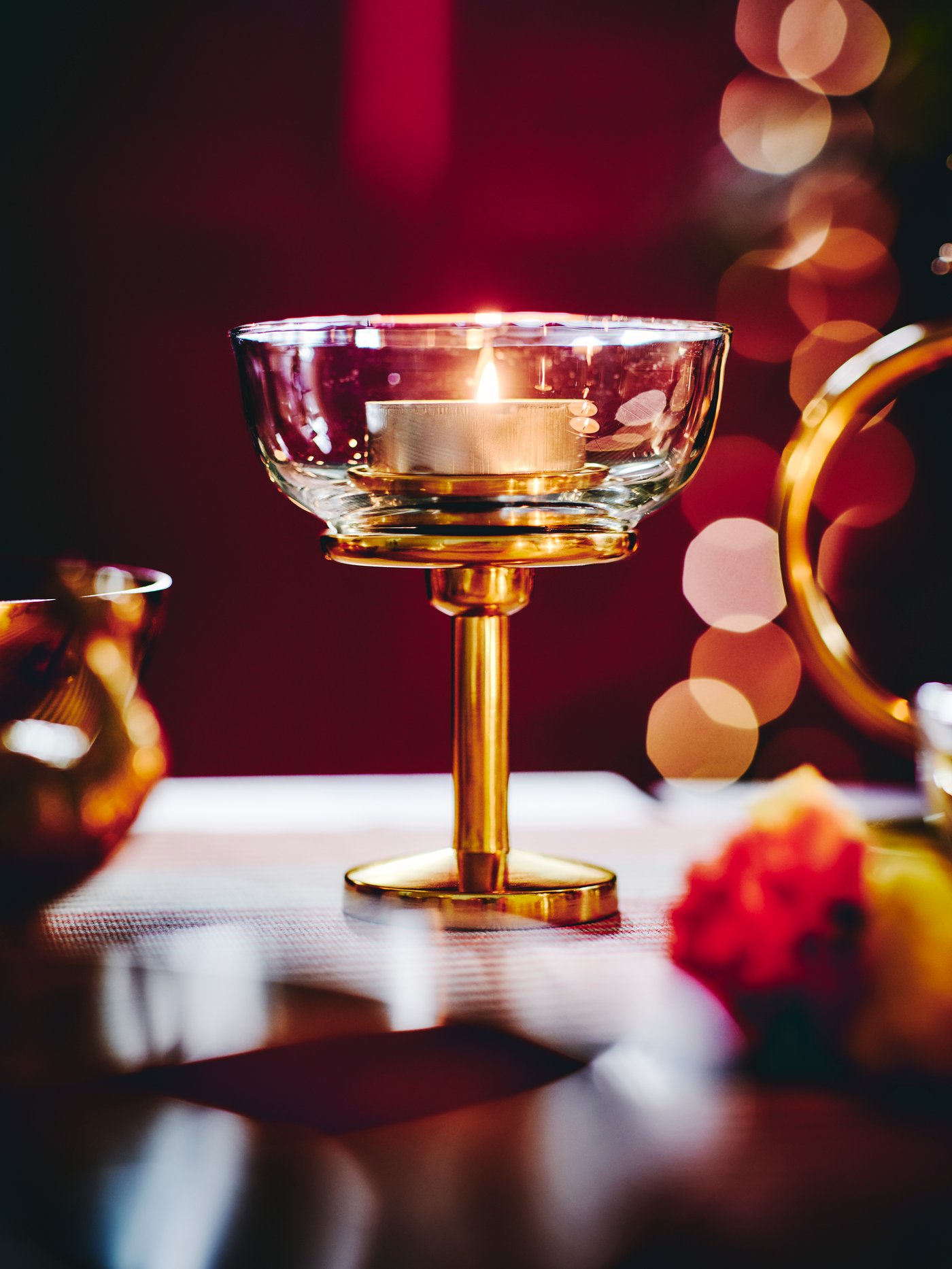 شموع معطرة مع حوامل ايكيا تضيف توهجاً احتفالياً لديكور المنزل بمناسبة ديوالي من ايكيا عُمان
