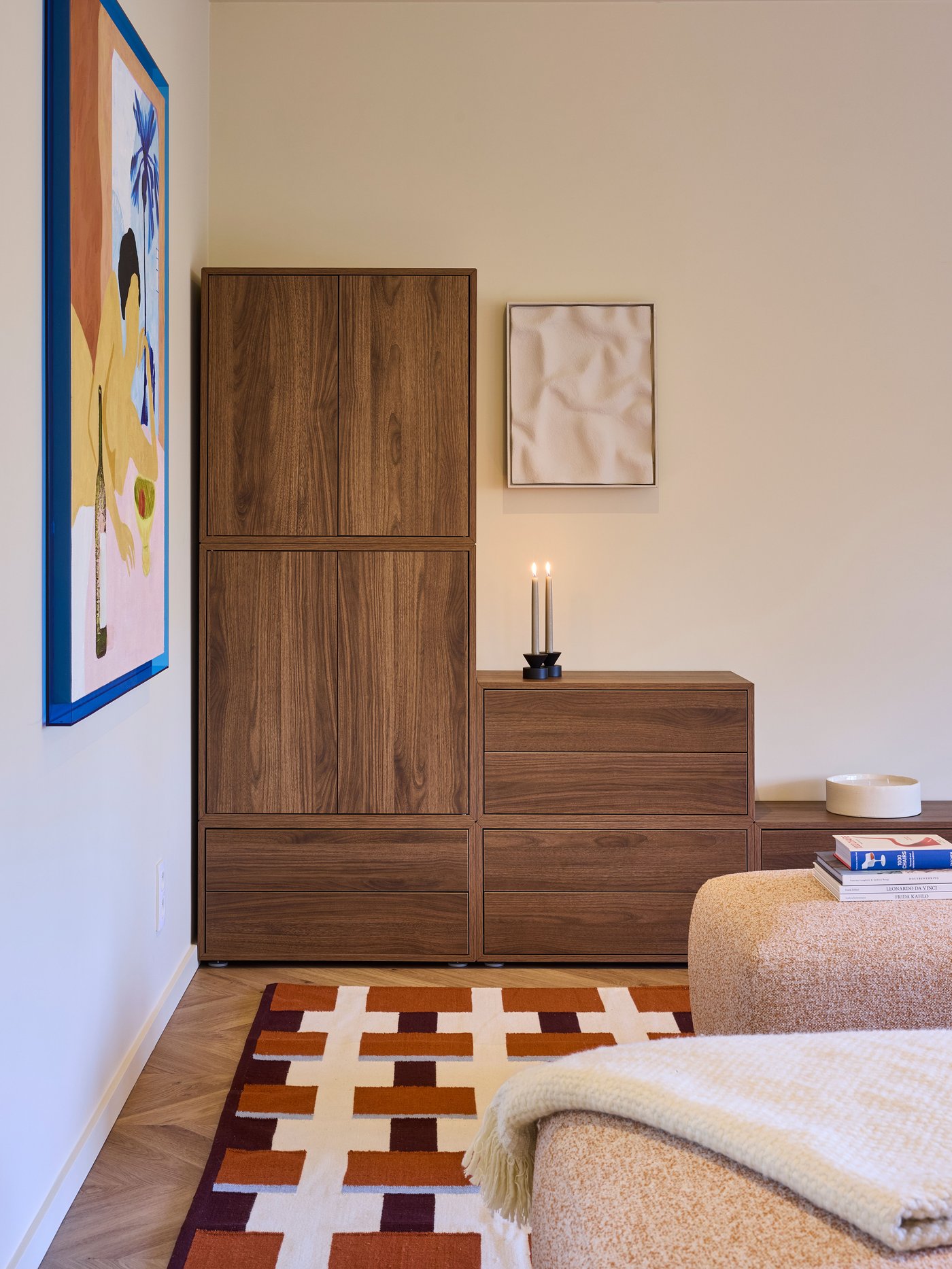 Een wit/bruin/lichtblauw handgeweven STOCKHOLM 2025 vloerkleed, plat geweven